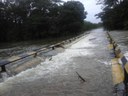 Nível de rio sobe e invade pontes na cidade de Calçoene, no Amapá